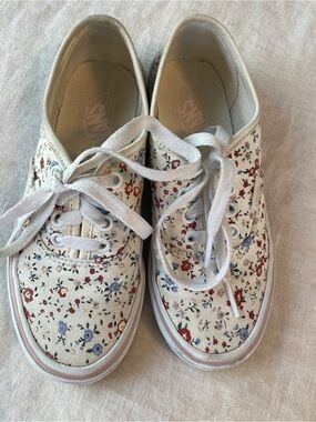 GIRLS Vans Cream Canvas Sneakers with Red & Blue Floral Print Size 13.5